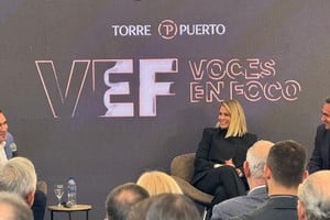 Damián Di Pace, economista y director de Di Pace & Co, María José Correa, CEO de Torre Puerto y Leandro Canabe, CEO de Café Martínez. Foto: El Litoral