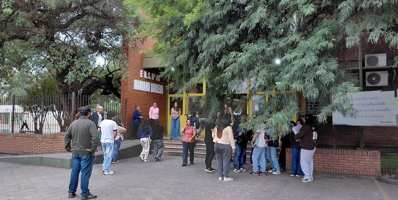 Emotivo regreso de los alumnos después de la tragedia en la escuela de San Cristóbal
