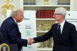 Donald Trump recibiendo a Tim Cook en la Casa Blanca el pasado 6 de agosto. REUTERS/Jonathan Ernst