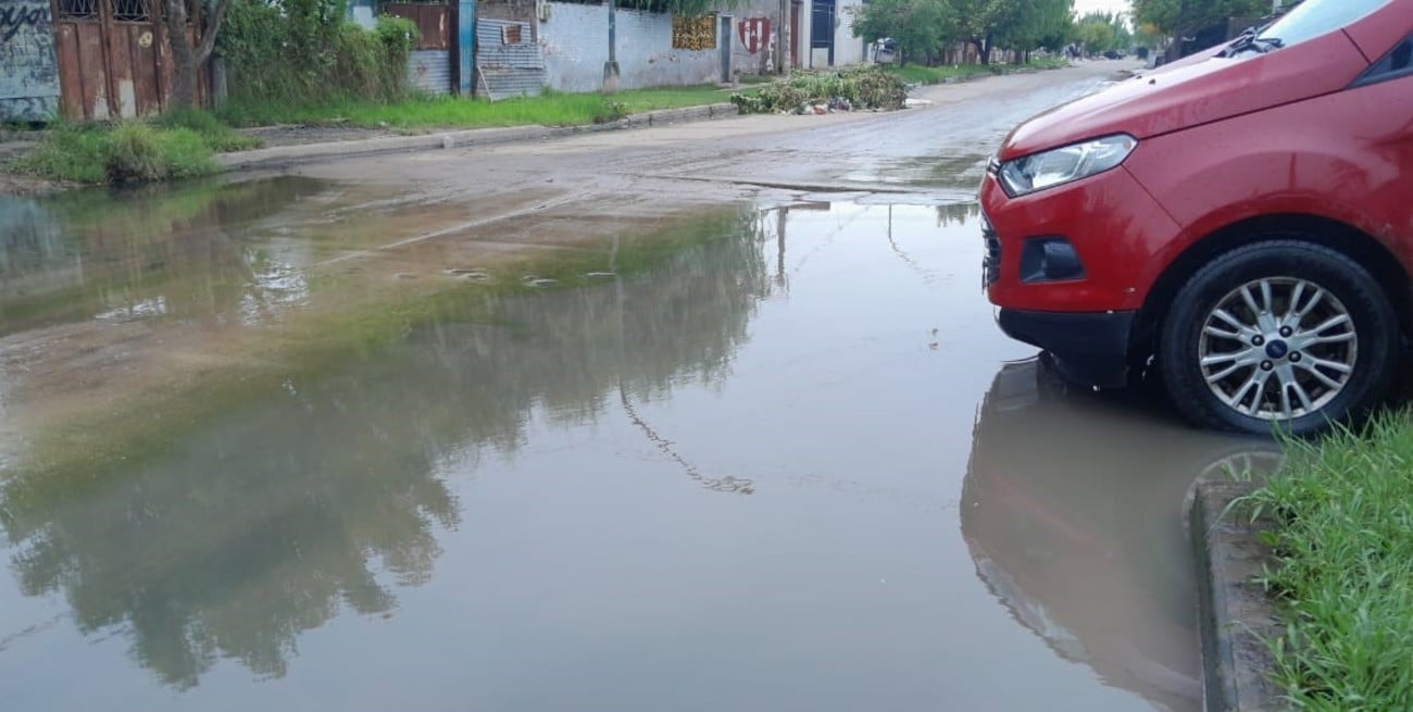 Socavón y pérdida de agua en Padre Quiroga al 2000: vecinos reclaman soluciones