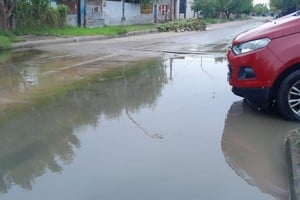 Socavón y pérdida de agua en Padre Quiroga al 2000.