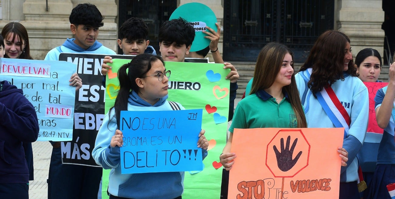 Con carteles y una consigna clara: un grupo de alumnos de Santa Fe llevó un mensaje de paz a la plaza