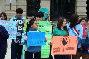 Chicos de la escuela Juan Marcos llevaron mensajes de paz en la plaza. Foto: Guillermo Di Salvatore