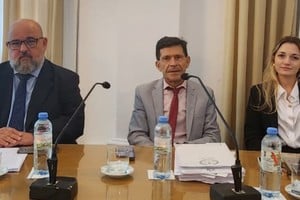 Juez penal de Reconquista Mauricio Martelossi y los abogados Néstor Oroño y Antonela Cardozo.