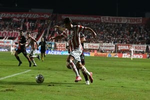 Nicolás Palavecino entró y jugó un partido aceptable, más allá de que es uno de los jugadores resistidos por la gente. Buscó la pelota, no se escondió, intentó darle juego al equipo, pero no estuvo fino para la definición.
