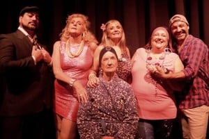 Olivera (Giacomo), Brusa (Marta), Fiorano (Rita), Scaliter (la Gringa), Lafranconi (Graciela) y Ávile (el Chato), los intérpretes de la puesta. Foto: Gentileza producción