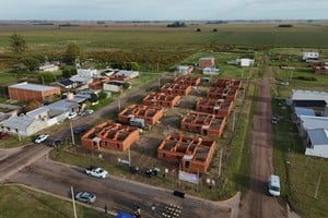 Las viviendas se ubican sobre calle José Hernández, entre Saavedra y Laprida, y corresponden a un prototipo lineal de dos dormitorios, con cocina-comedor, baño, lavadero y las instalaciones básicas de servicios.