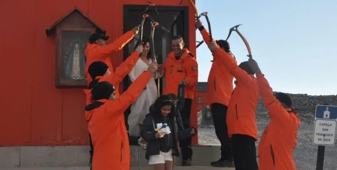 Una pareja argentina se casó en la Base Esperanza, junto a sus hijas