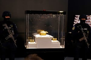 Dos gendarmes vigilando el tesoro recuperado este miércoles. Xinhua.