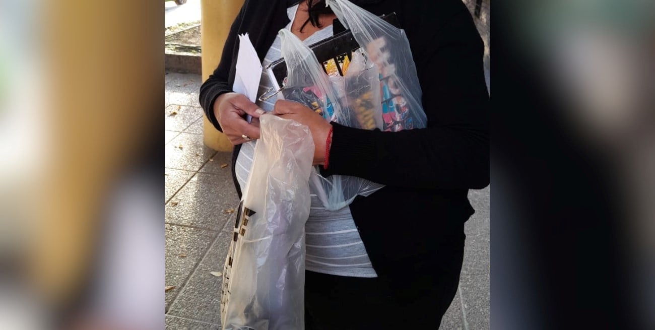 Así arrancó el nuevo protocolo de seguridad sin mochilas en la escuela Julio Migno