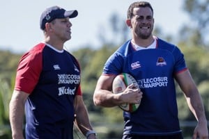 Emilinao Boffelli, pelota en mano y a las órdenes de Nicolas Galatro. Foto: Prensa Capibaras XV.