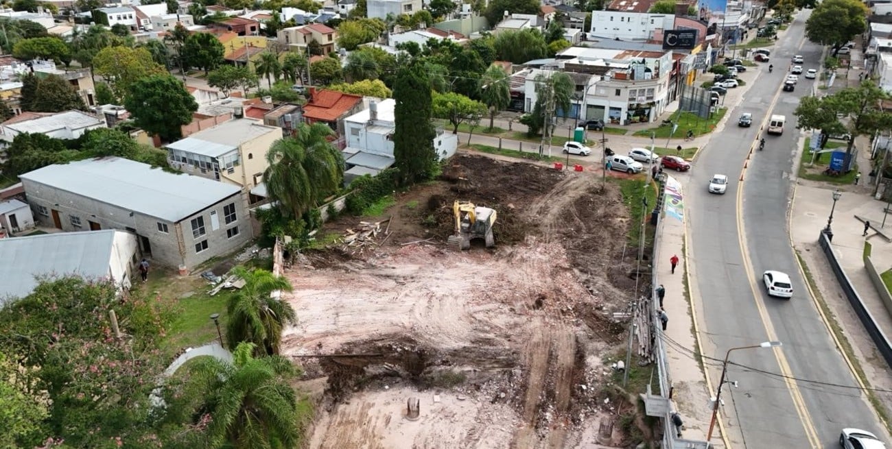 La demolición de la casa junto al nuevo puente Santa Fe - Santo Tomé en imágenes