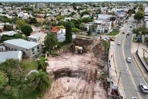 La demolición de la casa en el ingreso del puente en Santo Tomé. Crédito: Fernando Nicola