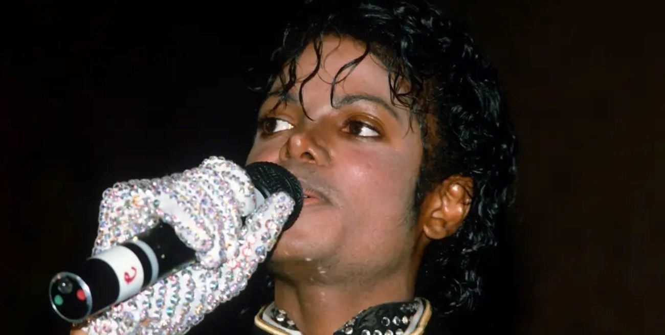 El "tesoro" del Rey del Pop: subastan el icónico guante blanco de Michael Jackson