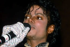 En una entrevista de 1999 con Barbara Walters, la estrella del pop declaró que optó por un solo guante simplemente porque se veía "más atractivo que con dos".