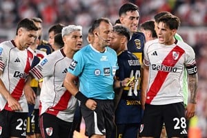 El árbitro del VAR definió la acción del final del Superclásico como una “jugada gris”. Foto: Reuters
