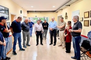 En la ciudad de Sunchales, el Senador Provincial Alcides Calvo junto a Bárbara Chivallero, participó de una jornada de diálogo con el Cuerpo de Bomberos Voluntarios local.