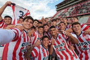 El festejo de los pibes de Unión tras ganar el clásico. Foto: Prensa Unión.