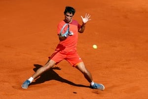 Navone, tras un cambio de entrenador, avanza con firmeza en Madrid. Su próximo desafío será enfrentar al número 3 del mundo, un reto significativo. Foto: Xinhua / Cristian Cristel.