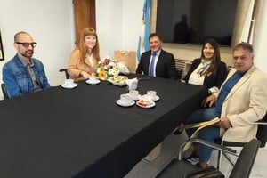 Mugica recibió una copia del decreto, un ramo de flores y diversos presentes en honor a su logro.