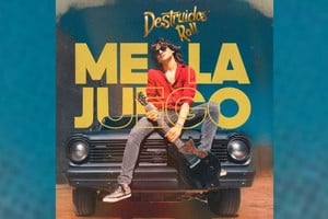 La portada del single, con el cantante y guitarrista Germán Prochetto sobre un auto vintage, parte de la estética de la banda. Foto: Gentileza producción