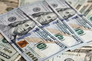 El dólar cerró con leves variaciones en la jornada, tanto en el mercado informal como en los financieros.