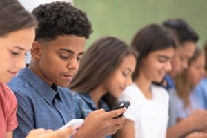 La empresa Meta anunció que incorporará nuevas funciones de control parental