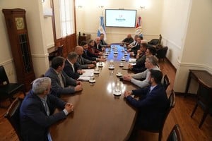 Pullaro con el ministro Puccini y funcionarios de la cartera recibieron a empresarios locales con la mira en el futuro de la terminal portuaria local. Foto: Gobierno de Santa Fe