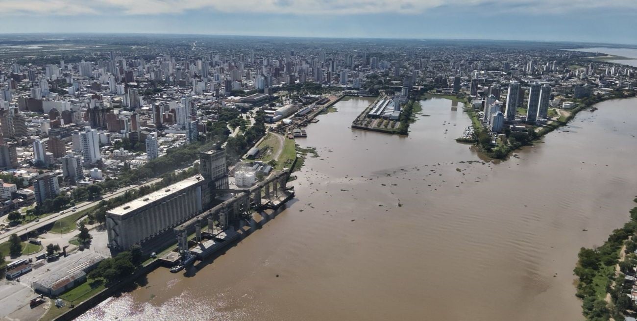 Zarpó un nuevo embarque de maíz y trigo desde el Puerto de Santa Fe