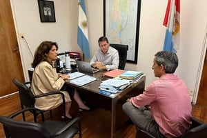 La situación climática generó la saturación de los suelos, desbordes en zonas bajas y la intransitabilidad de caminos rurales, afectando el acceso a establecimientos productivos, el traslado de hacienda y la provisión de insumos esenciales.