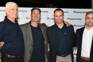 Edmundo "Pupi" y Germán Martolio, de la firma santafesina, junto a Ezequiel Pipino y Martin Armagno, Gerente Comercial y CEO de la firma Prometeon. Foto: Manuel Fabatia