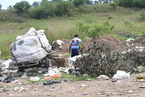 Hay recicladores que separan la basura en el lugar.

Flavio Raina.