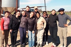 Estudiantes de Veterinaria de la UCSF llevan adelante la crianza artificial de terneros en el Centro de Desarrollo Rural.