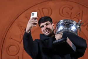 Carlos Alcaraz confirmó que no jugará Roma ni Roland Garros por una lesión en la muñeca derecha. Foto: Reuters