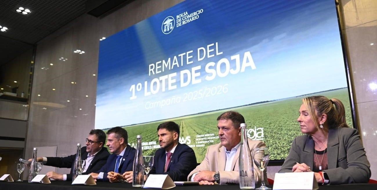 Pullaro participó del remate del primer lote de soja de la campaña en la Bolsa de Comercio de Rosario