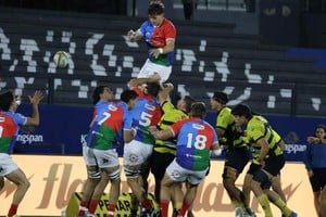 Manuel Bernstein ya soltó el pase desde el aire para Alejo Sugasti. Ambos viajaron a Brasil y estarían desde el arranque. Foto: Prensa Capibaras XV.