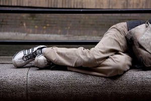 ¿No se podrán pensar nuevas formar de distribución poniendo como prioritario salarios justos y equitativos, además de brindar nuevas oportunidades de crecimiento personal o grupal, en cooperativas por ejemplo?