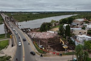 Adiós a la casa de la cabecera del lado Santo Tomé, y bienvenidas las obras de acceso al futuro puente. Gobierno de Santa Fe.