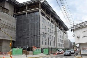 Esquina de 3 de Febrero y 9 de Julio, ciudad de Santa Fe. Anexo en construcción detrás del palacio de tribunales.