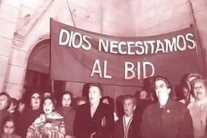 Los damnificados por la caída del banco elevaron sus ruegos, pero la situación no tenía retorno. Foto: Gentileza
