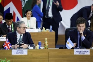 El primer ministro británico, Keir Starmer, y el presidente argentino, Javier Milei, en la cumbre del G20 en el Museo de Arte Moderno de Río de Janeiro, Brasil, el 18 de noviembre de 2024. Foto: REUTERS / Ricardo Moraes.
