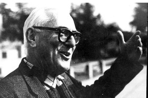 José Bartolomé Pedroni (1899-1968). Poeta santafesino nacido en Gálvez, pero que tuvo lugar de residencia durante la mayor parte de su vida en Esperanza, su ciudad adoptiva y en la cual escribió la mayor parte de su obra poética.
