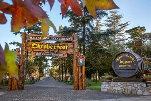 Villa General Belgrano es famosa y muy reconocida, incluso a nivel internacional, por su Oktoberfest. Pero en realidad es un lugar de ensueño, dice la autora, "un mundo en el que la magia brota del arte de los carteles de madera hechos a mano y en las pequeñas figuras que están en todos lados".