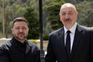 Volodímir Zelenski junto a Ilham Aliyev.