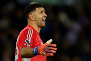 Emiliano Martínez alcanzó los 250 partidos en Aston Villa en una derrota que complica su objetivo europeo