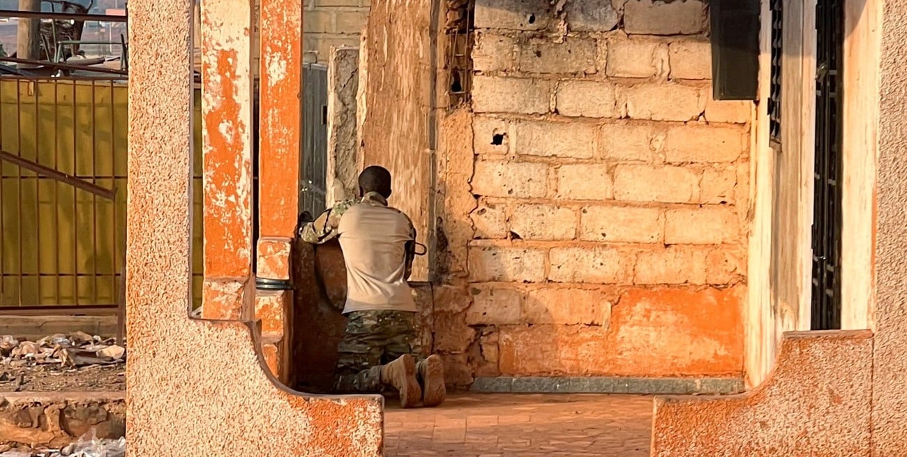 Combates simultáneos sacuden Mali tras ataques coordinados a bases militares