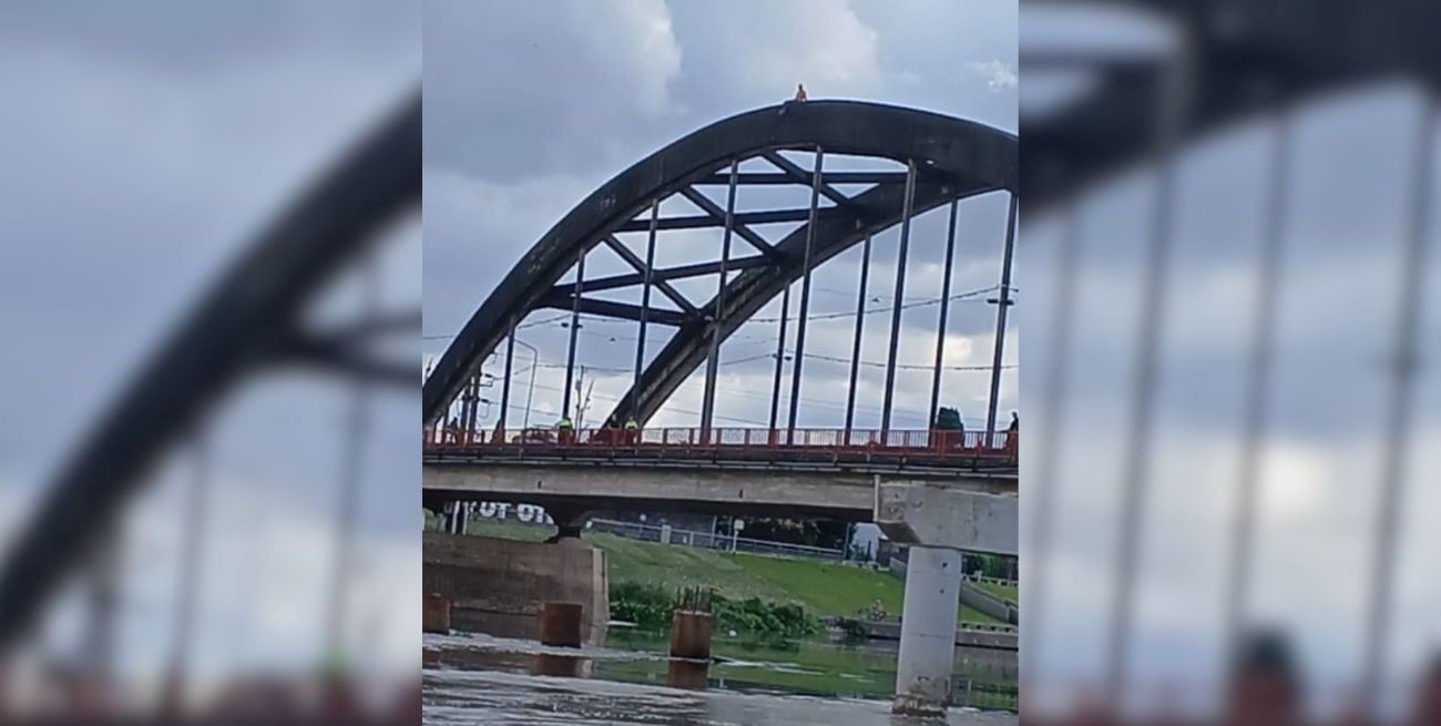Tensión en el Puente Carretero: un hombre se arrojó al agua tras un operativo que paralizó el tránsito