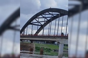 El incidente requirió la activación de un protocolo de emergencia que involucró a efectivos de la Policía de la Provincia, Bomberos Zapadores y personal de los servicios de salud. Foto: Gentileza