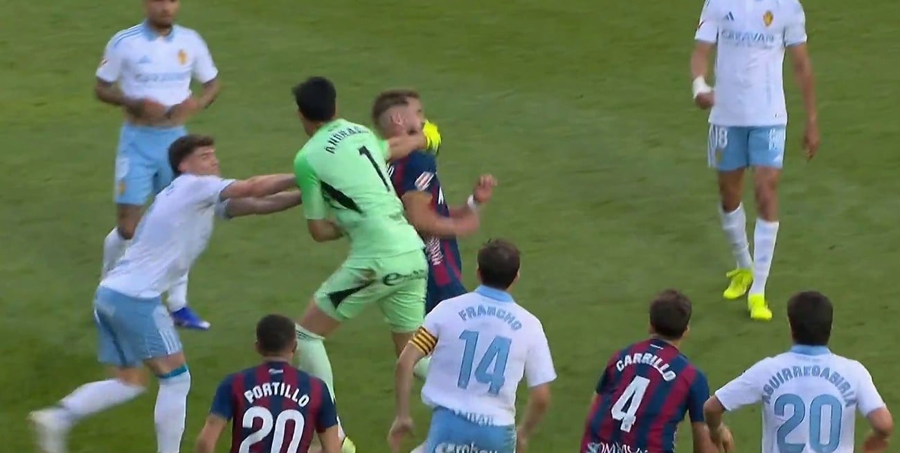 Escándalo en el fútbol español: el arquero argentino Andrada golpeó a un rival tras ser expulsado