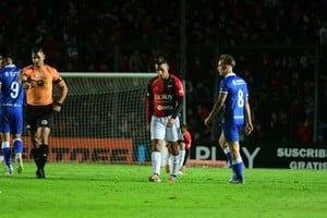 El Sabalero jugó toda la segunda parte con uno menos, tras la expulsión de Godoy sobre el final del primer tiempo. Foto: Manuel Fabatía.